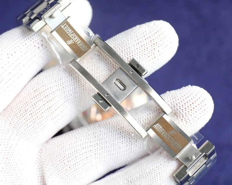 AP Watches TravelReady 176398