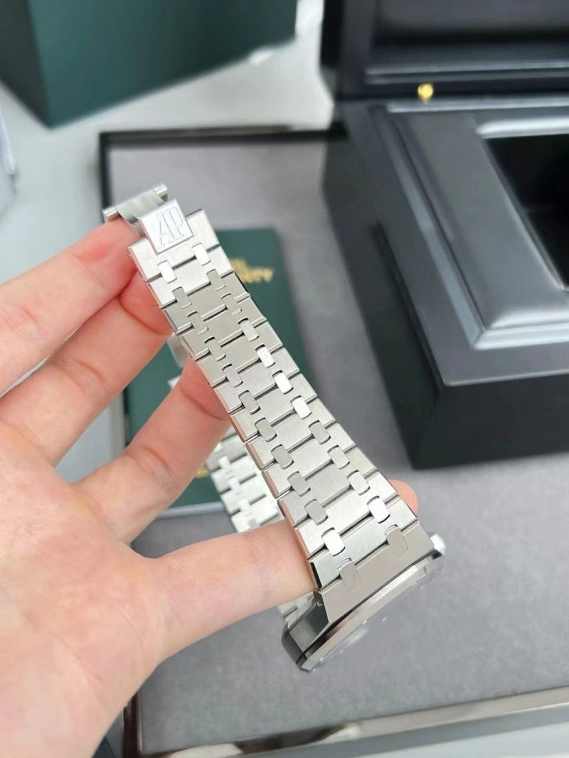 Versatile AP Watches 176288