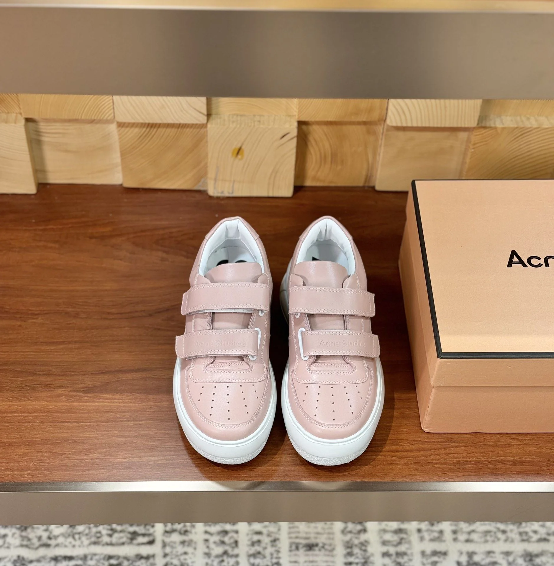Acne Studio Shoes UrbanStyle 8552
