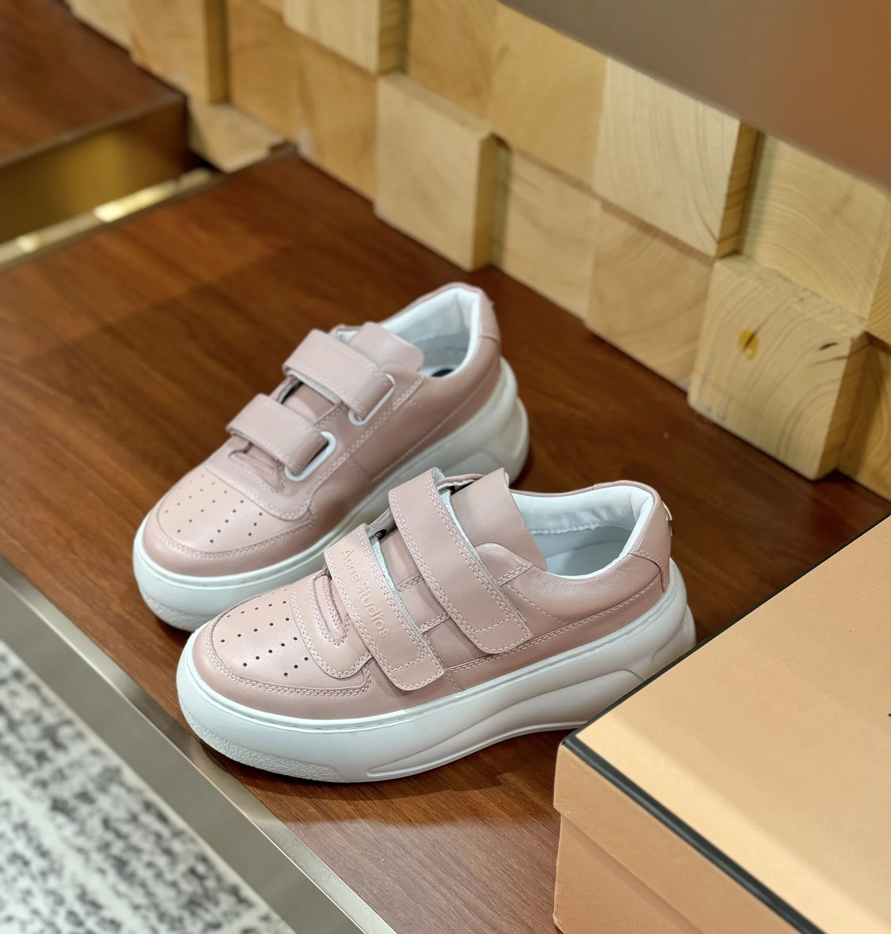 Acne Studio Shoes UrbanStyle 8552