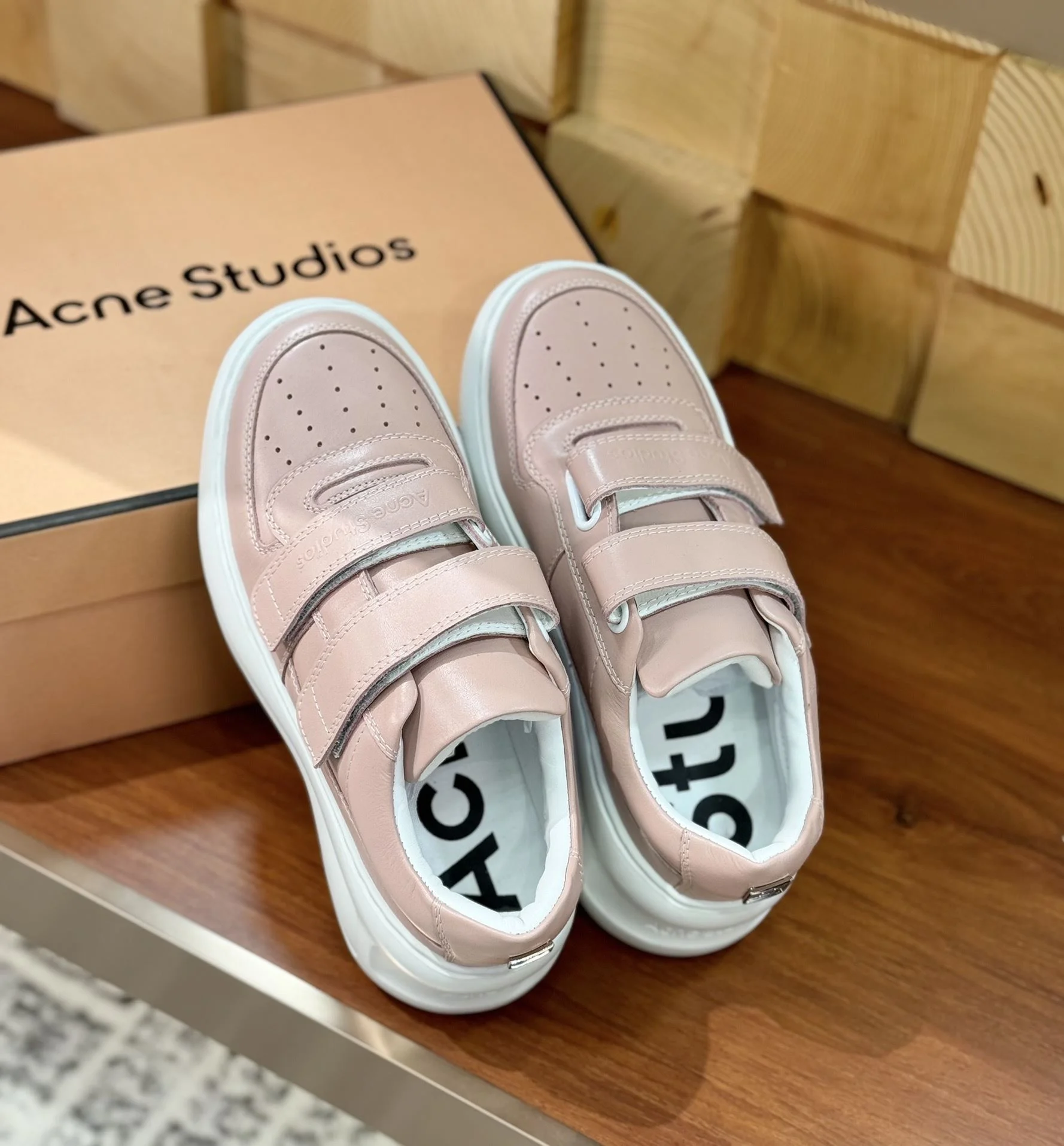 Acne Studio Shoes UrbanStyle 8552
