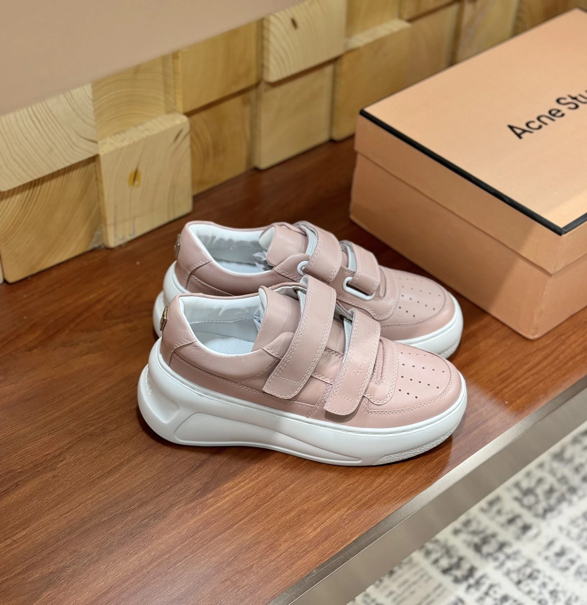 Acne Studio Shoes UrbanStyle 8552