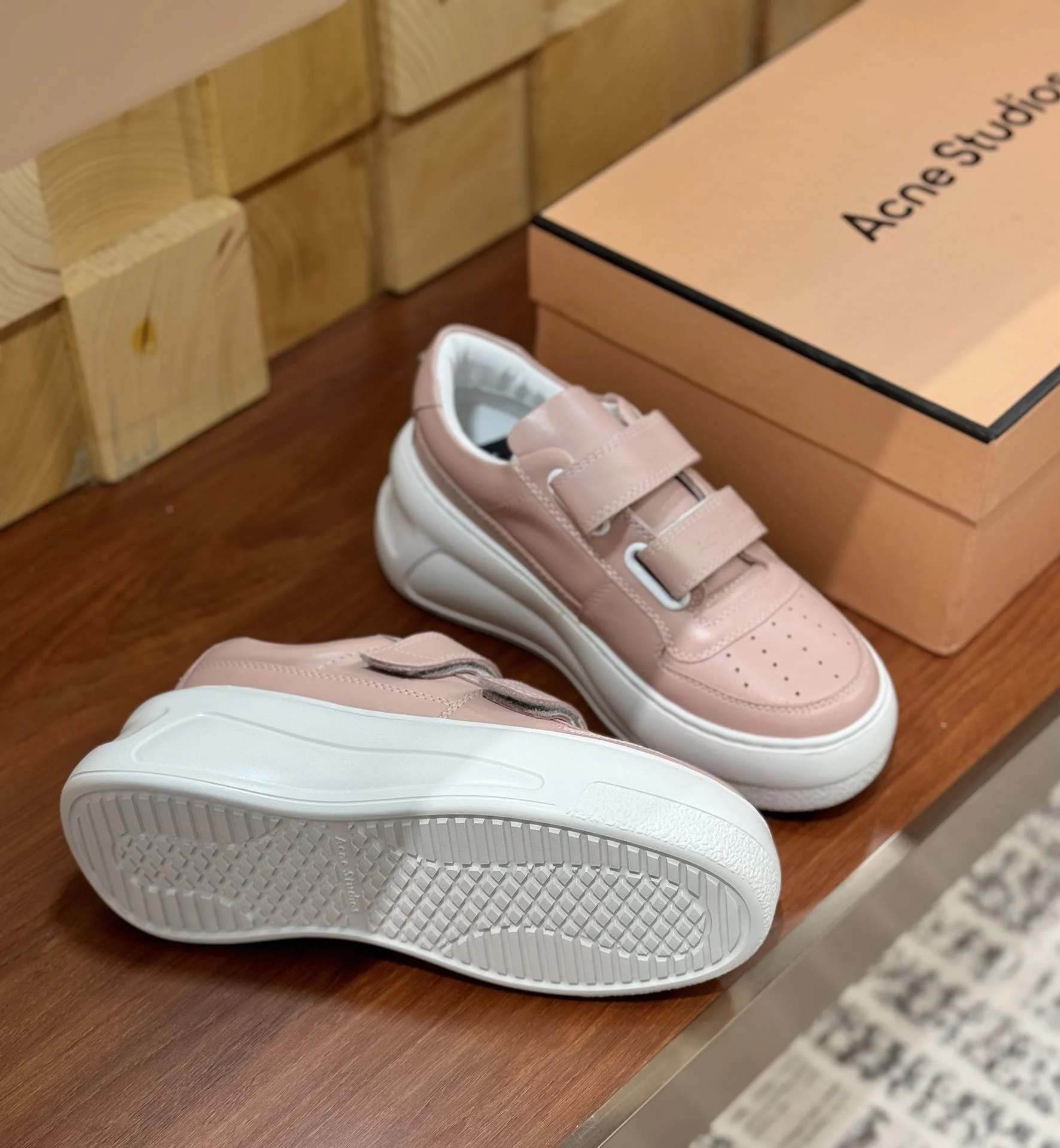 Acne Studio Shoes UrbanStyle 8552