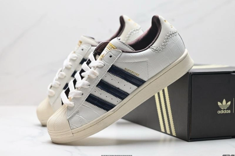 Stylish Adidas Superstar Shoes 988