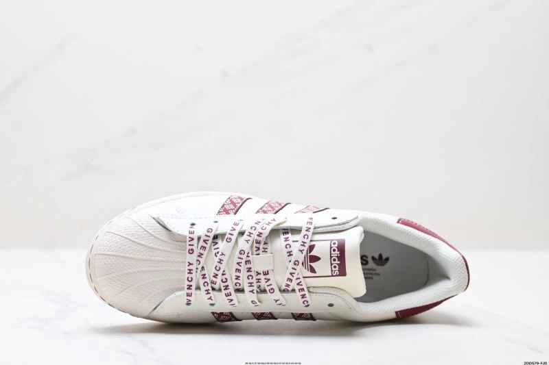 Functional Adidas Superstar Shoes 132