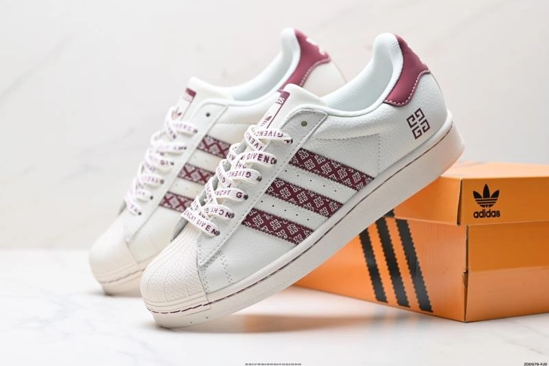 Functional Adidas Superstar Shoes 132