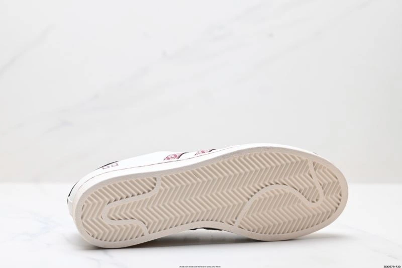 Functional Adidas Superstar Shoes 132