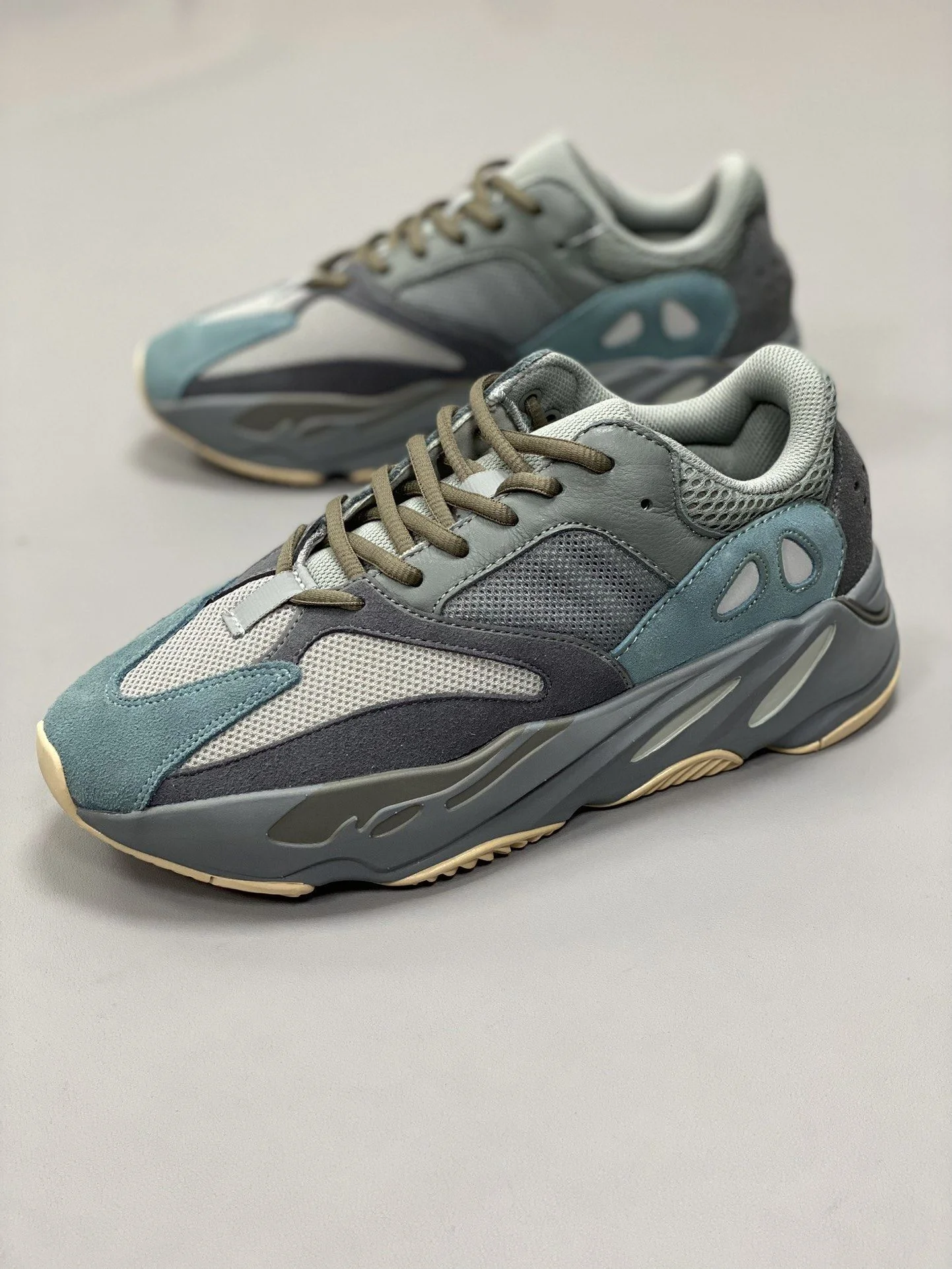 Original Adidas Yeezy 700 Shoes 16177