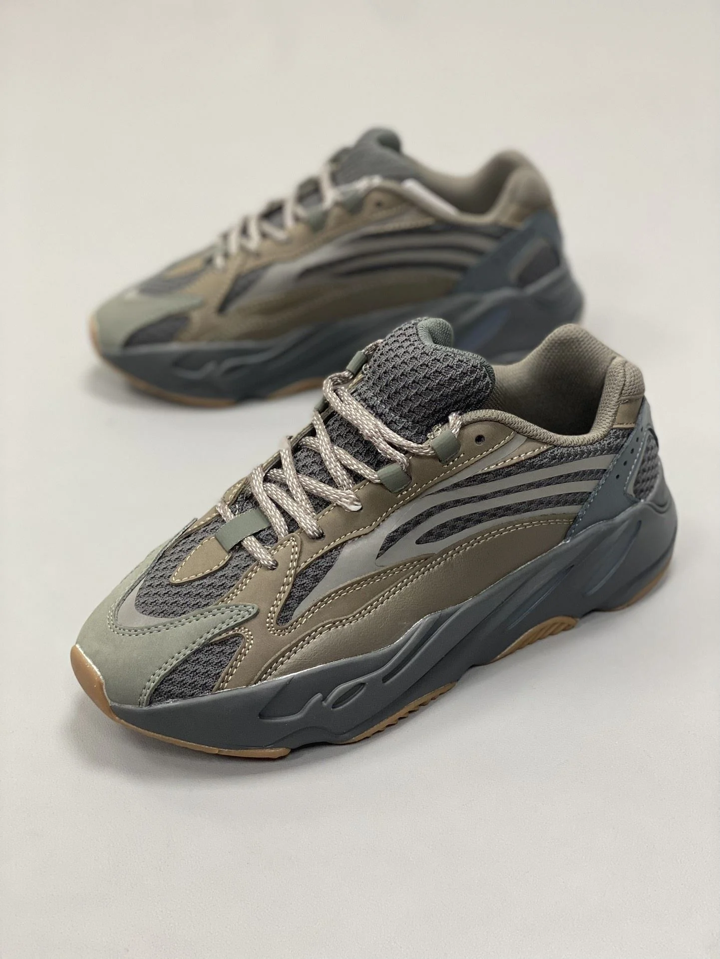 Fashionable Adidas Yeezy 700 Shoes 16175