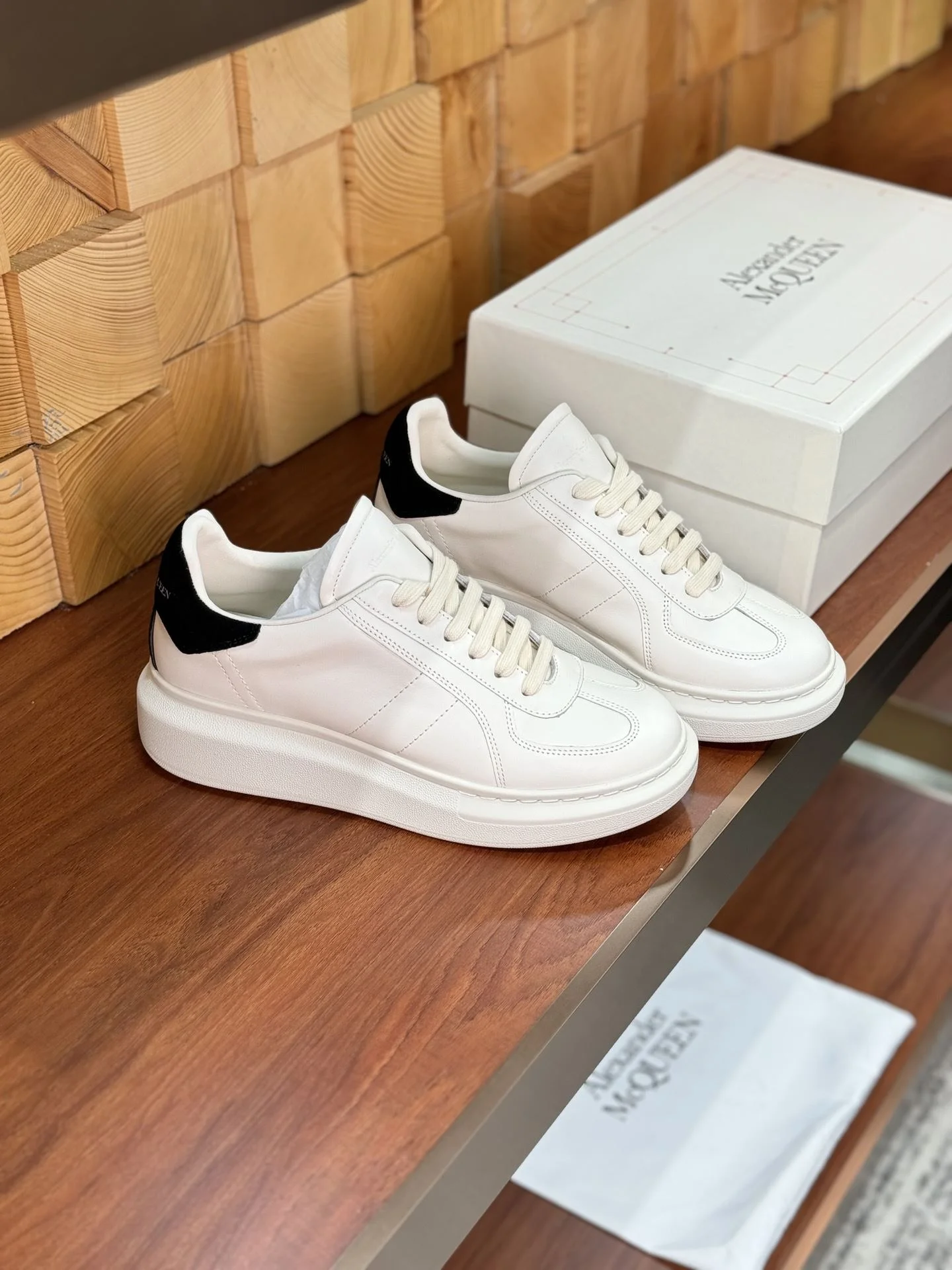 Alexander Mcqueen Low Shoes FreshLook 16401