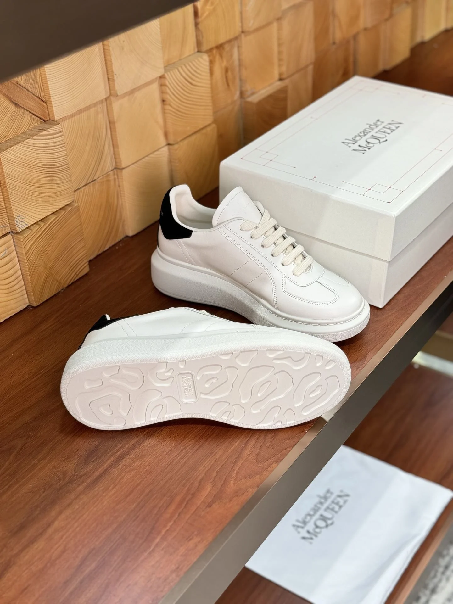 Alexander Mcqueen Low Shoes FreshLook 16401