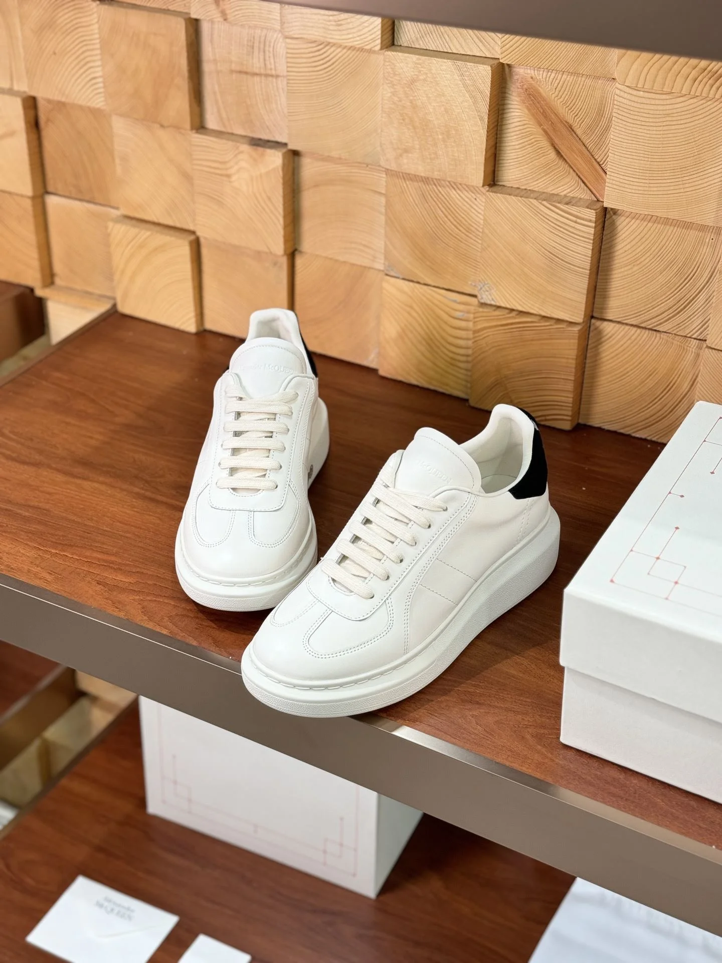 Alexander Mcqueen Low Shoes FreshLook 16401