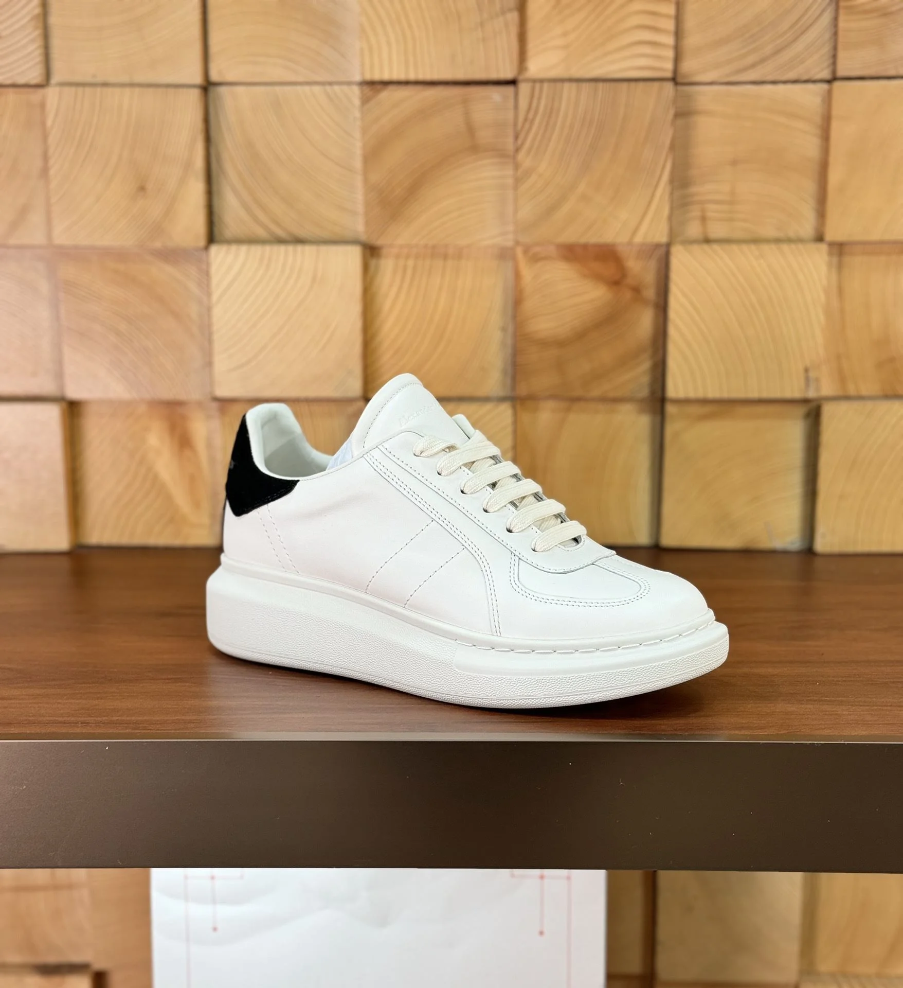 Alexander Mcqueen Low Shoes FreshLook 16401