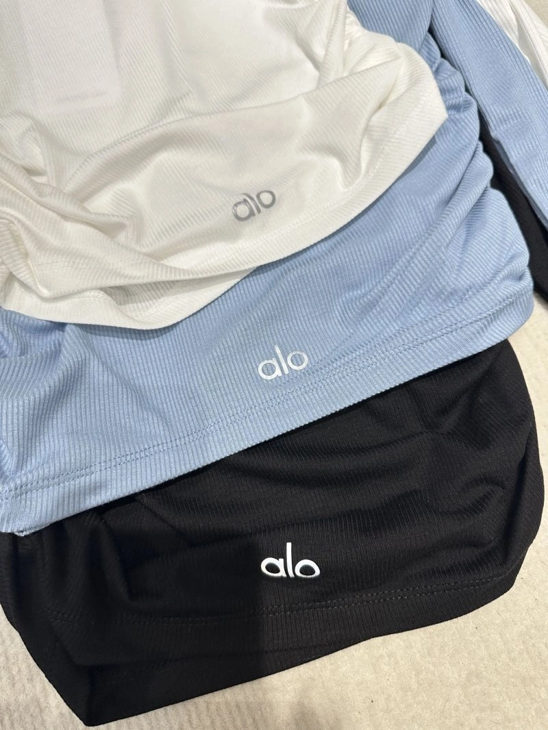 Alo T-Shirts FashionForward 152432