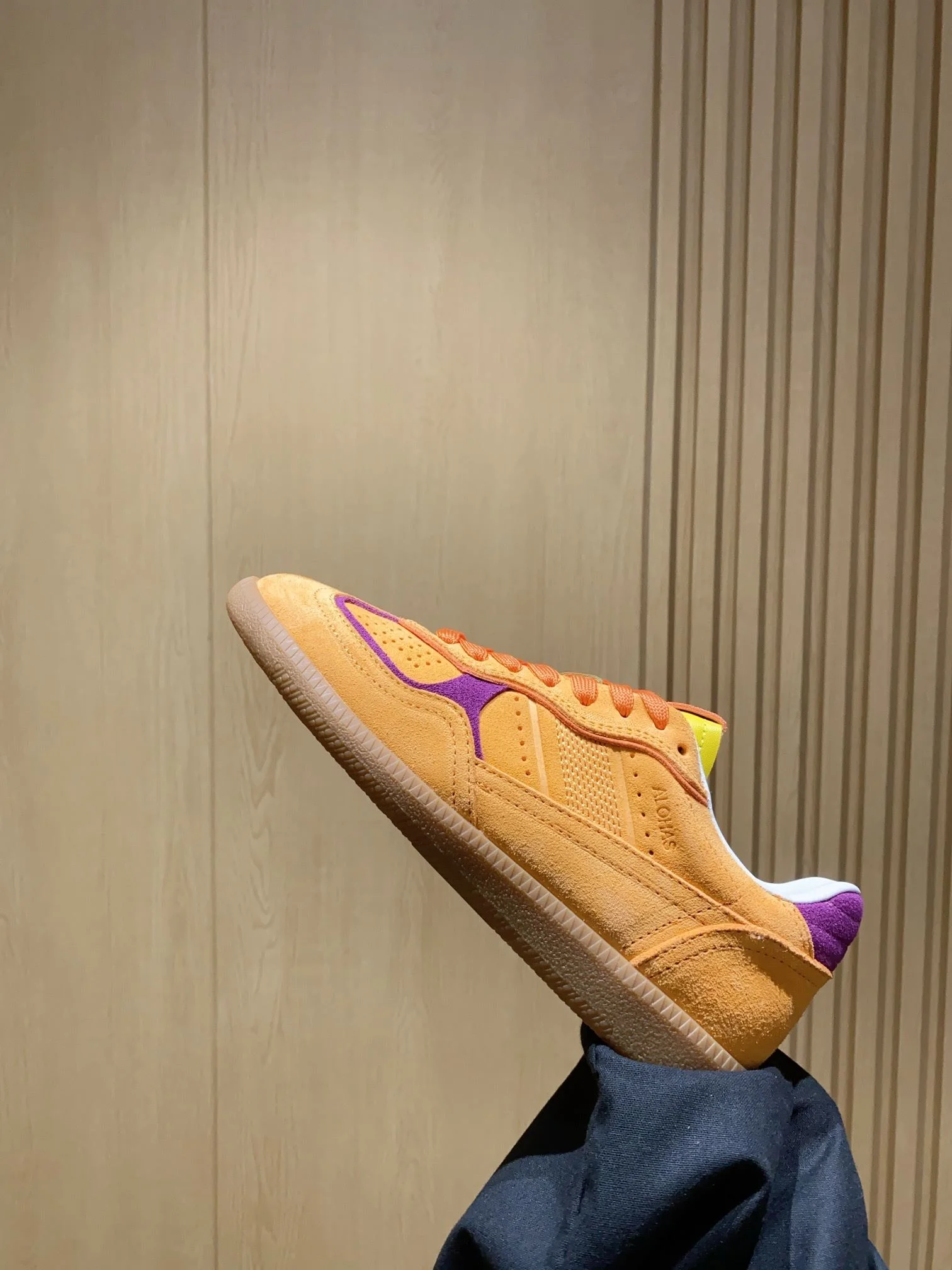 WaterResistant Alohas Shoes 8455