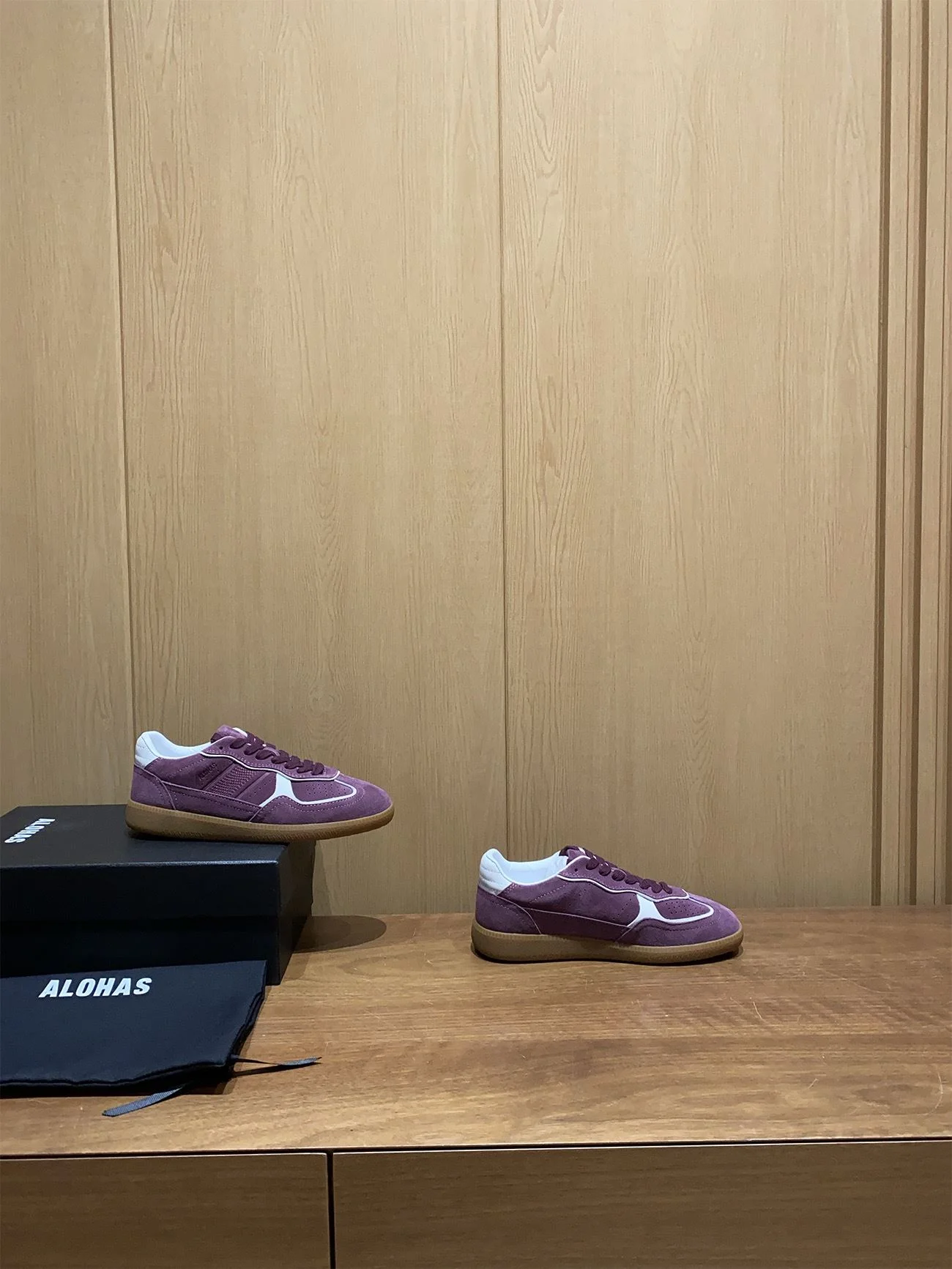 EyeCatching Alohas Shoes 8454