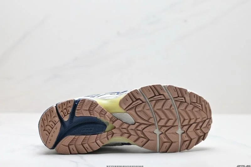Seasonal Asics Shoes 3800
