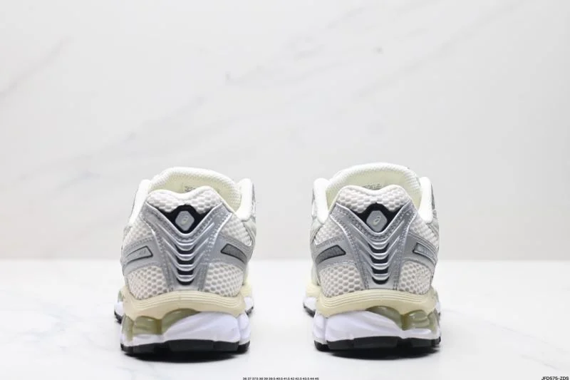 Asics Shoes Refined 3706