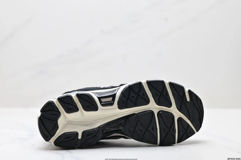 WellDesigned Asics Shoes 3601