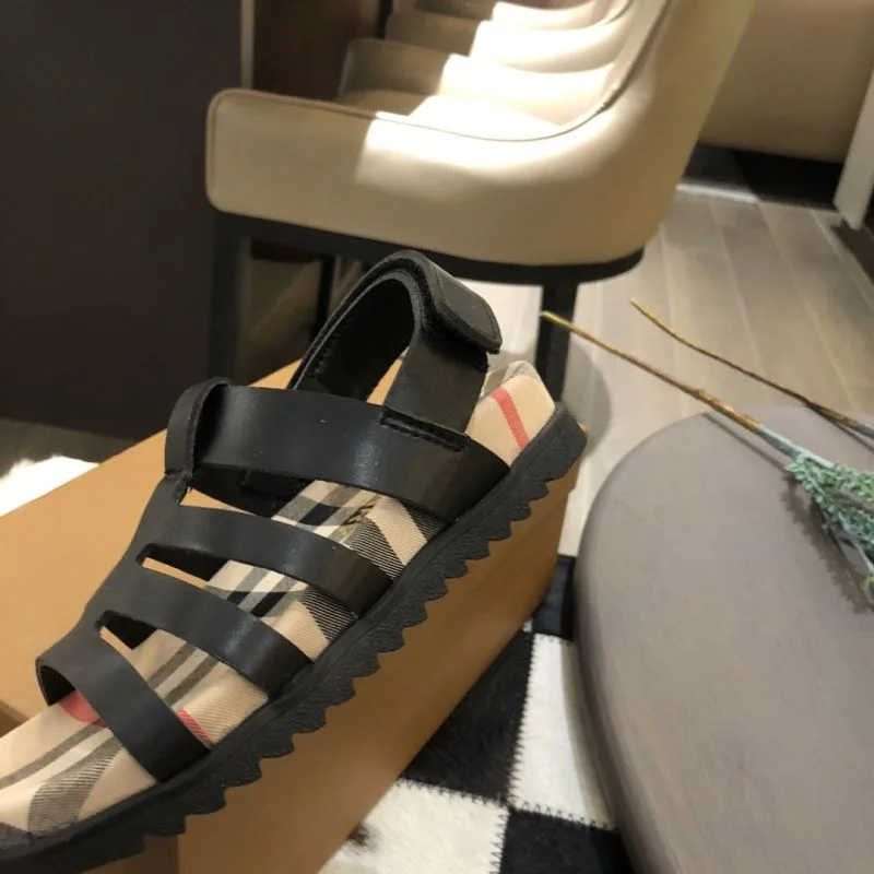 Functional BURBERRY SHOES 30282