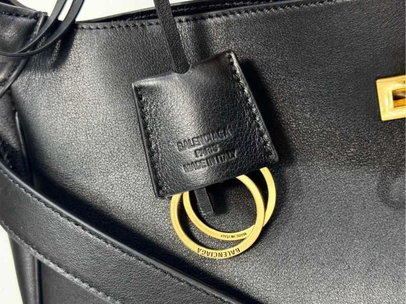 Balenciaga 2024 Winter Collection Urban Elegance Bucket Bag Lightweight 38256