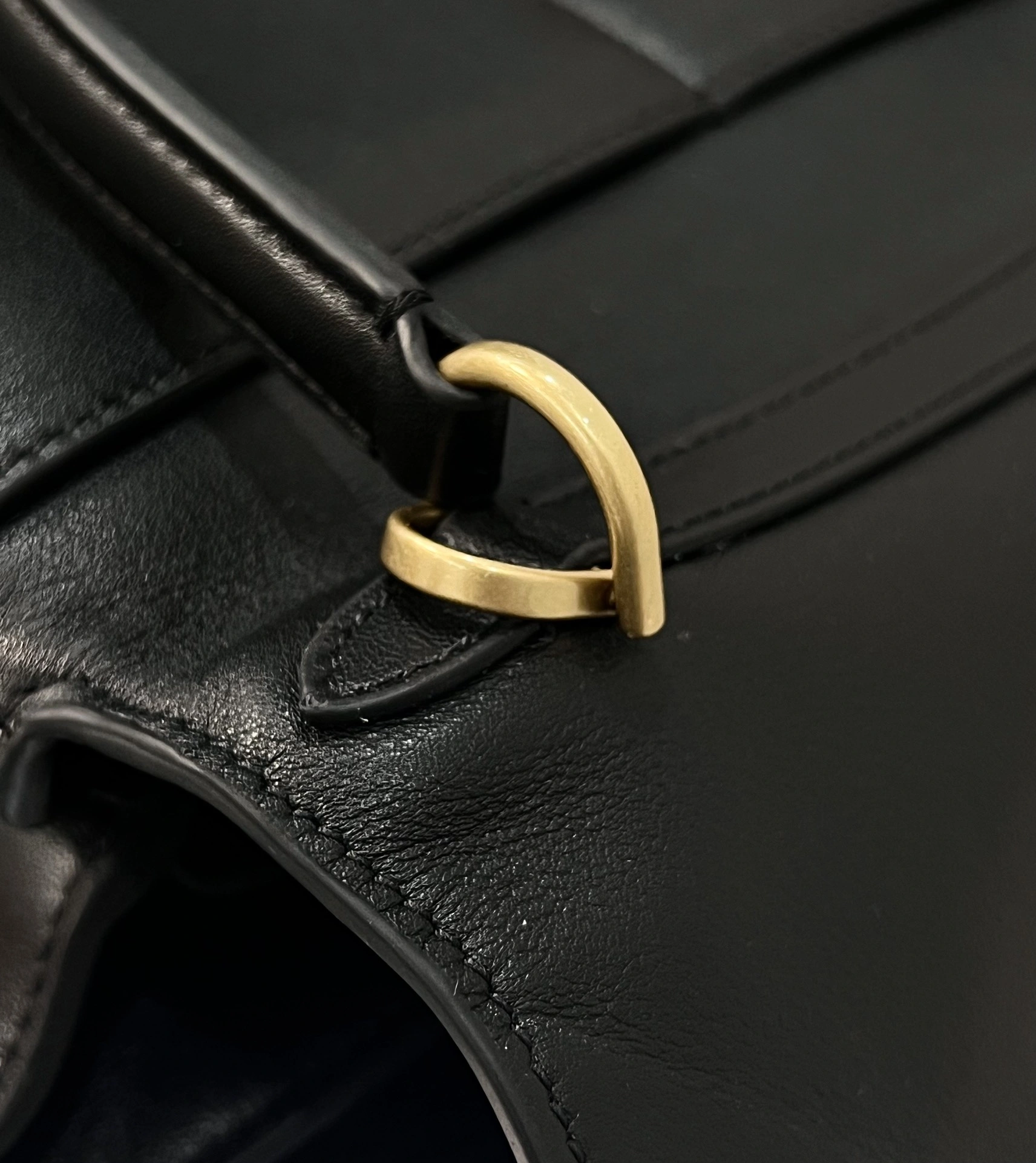 Balenciaga 24S Black Gold Slouchy Handbag -  Elegance Redefined OnTrend 72561