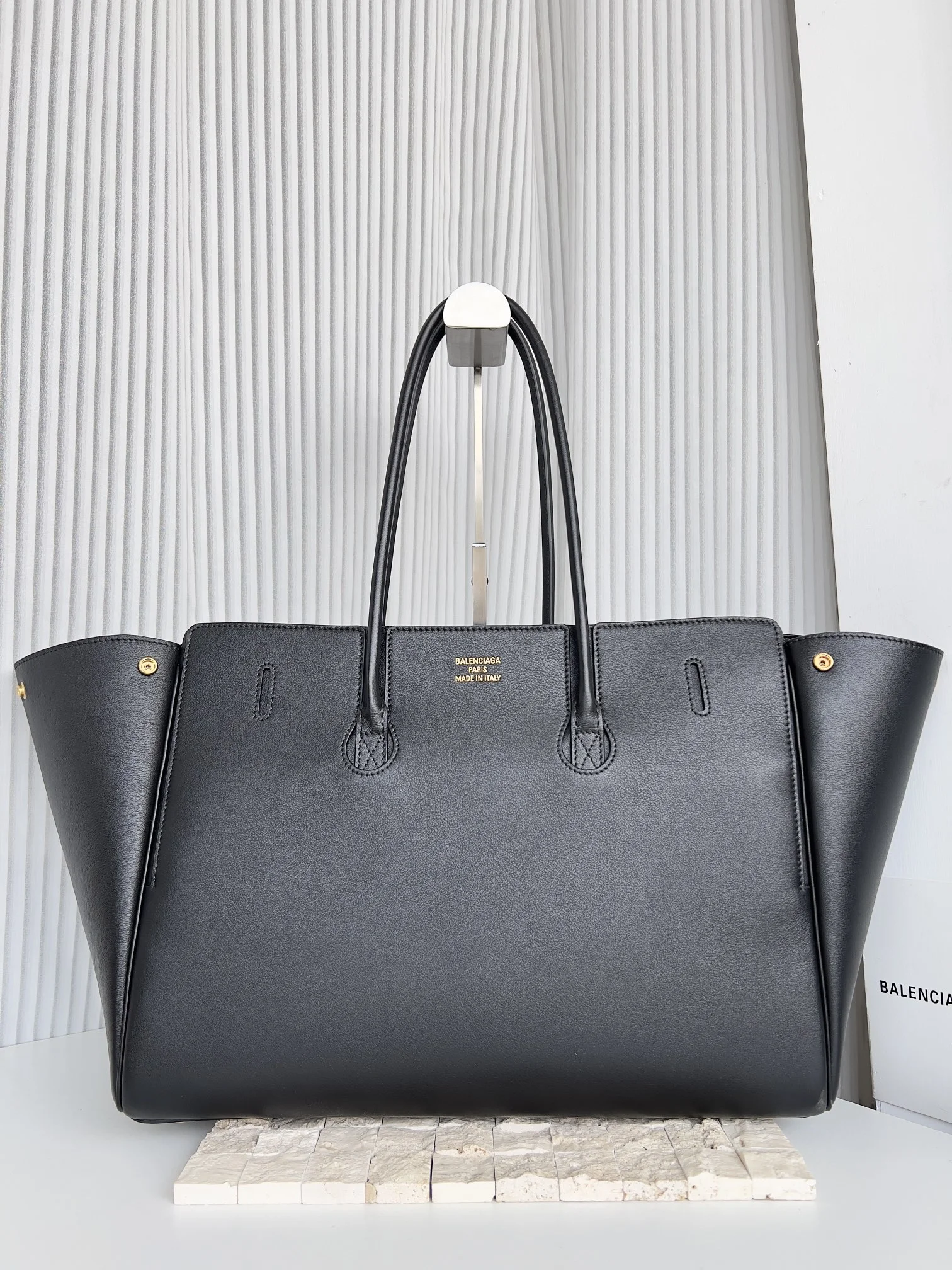 Balenciaga Air Messenger Bag -  Urban Style 35.9x28.9x16 cm Versatile 60877