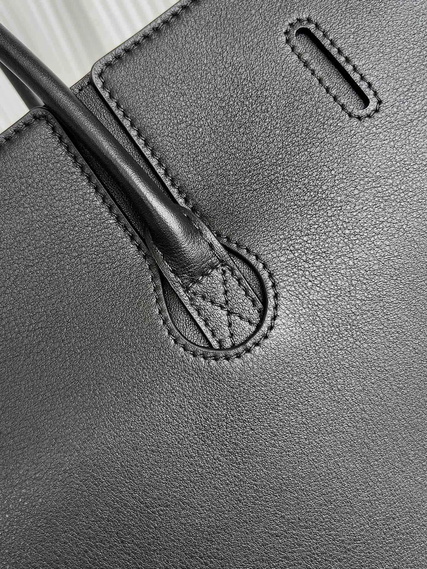 Balenciaga Air Messenger Bag -  Urban Style 35.9x28.9x16 cm Versatile 60877
