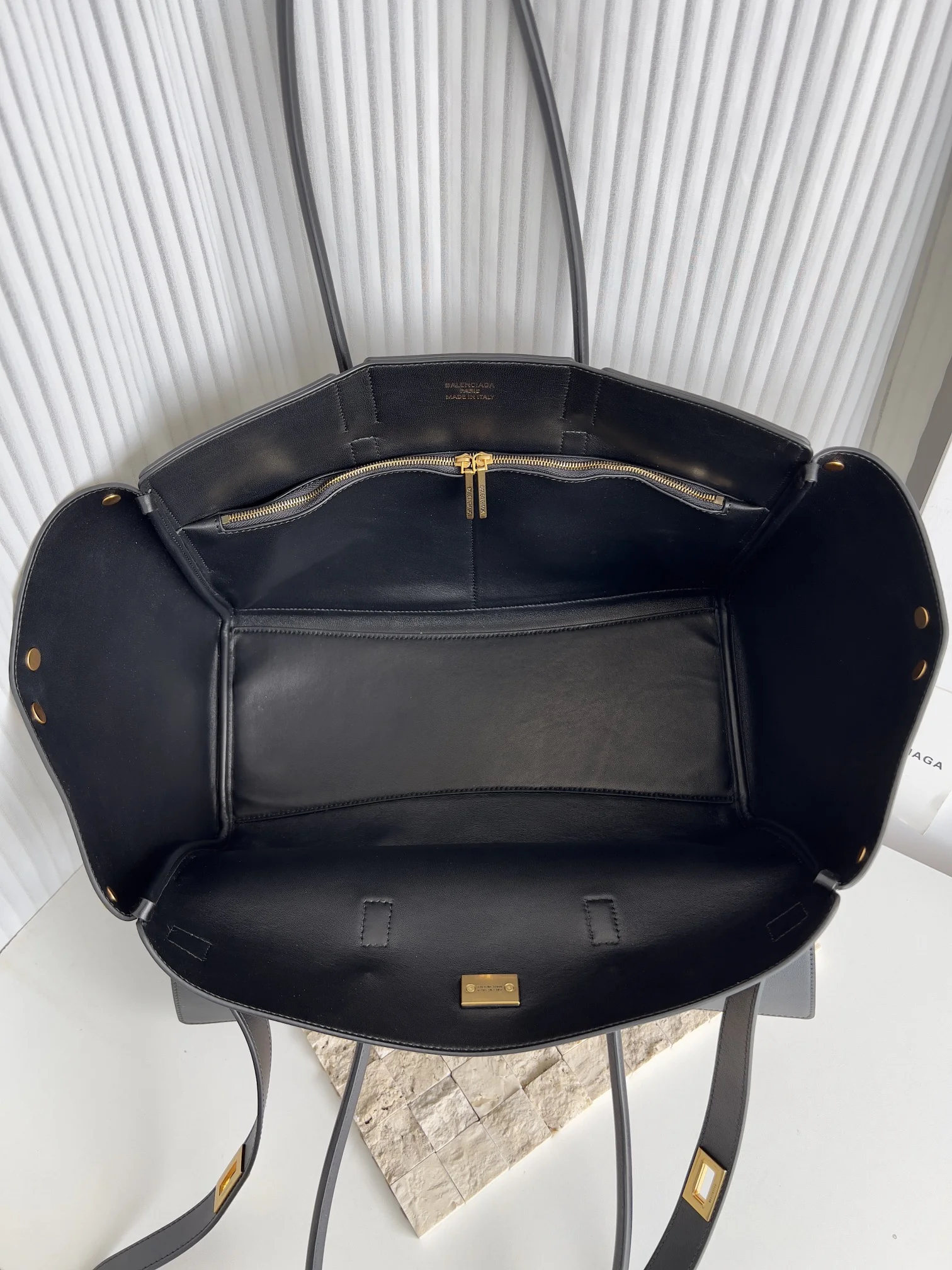 Balenciaga Air Messenger Bag -  Urban Style 35.9x28.9x16 cm Versatile 60877