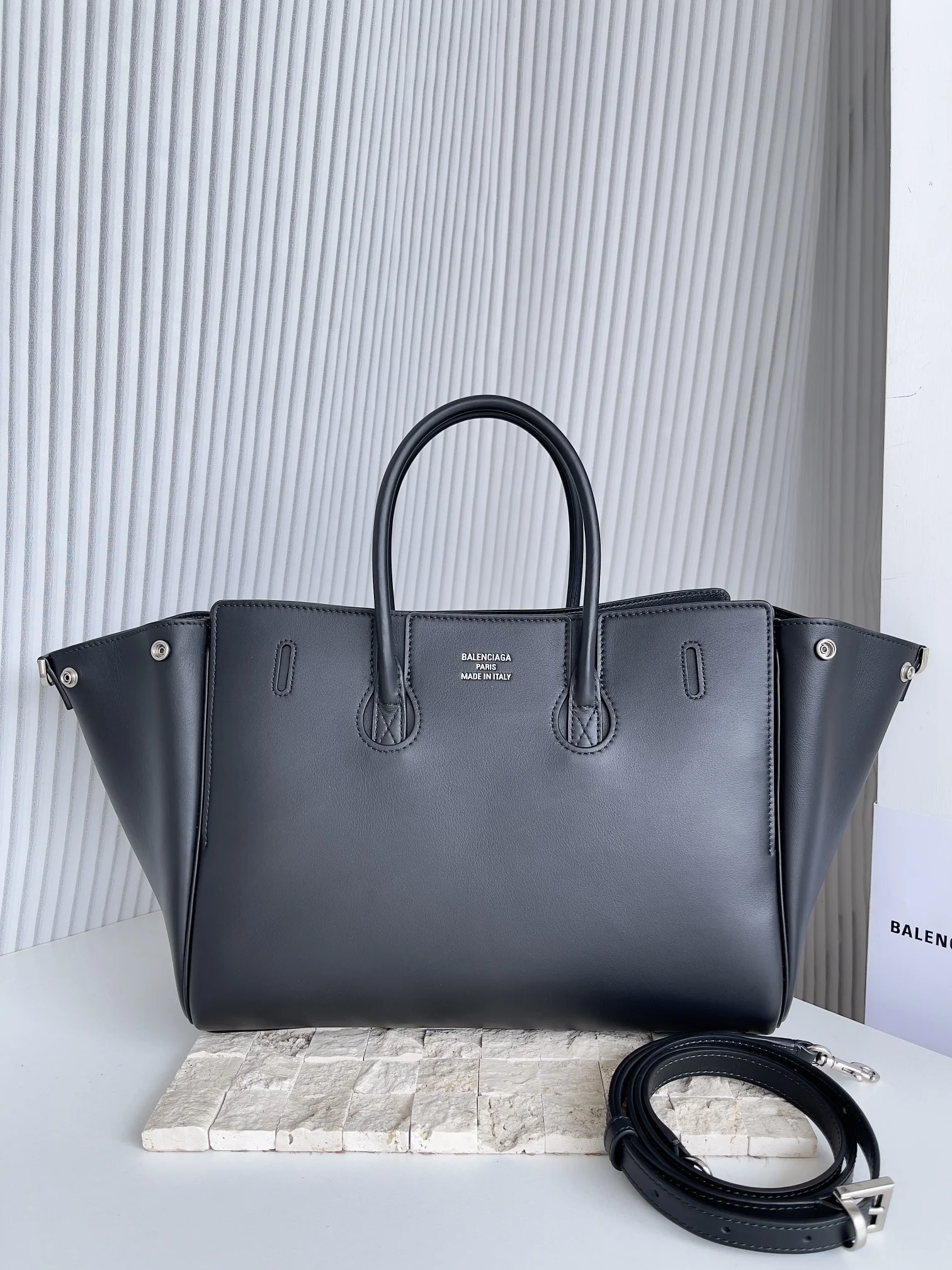 Balenciaga Air Trumpet Bag - 30x20.5x12 cm  Design TimelessDesign 60867