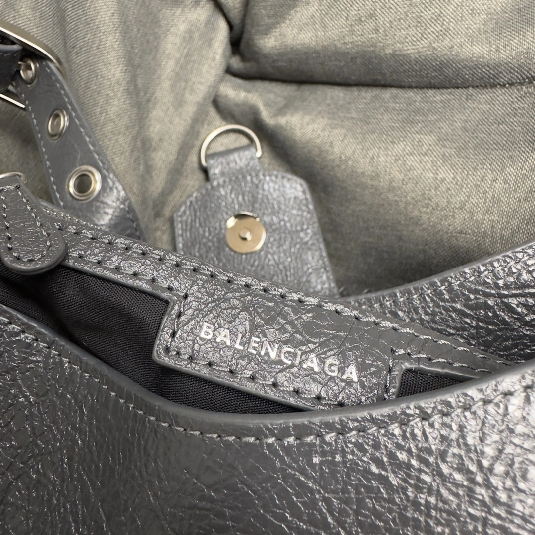 Balenciaga Black Le Cagole Half-Moon Underarm Bag in Lambskin Unisex 61105