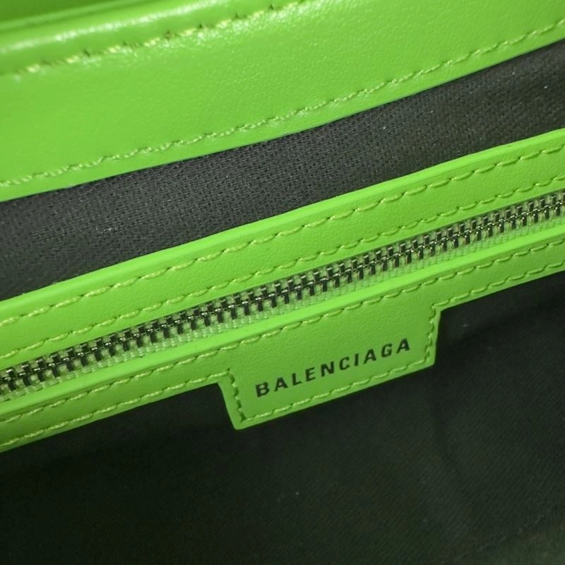 Effortless Balenciaga  Trapezoidal Lindsay Handbag - Vintage Green Charm 75363