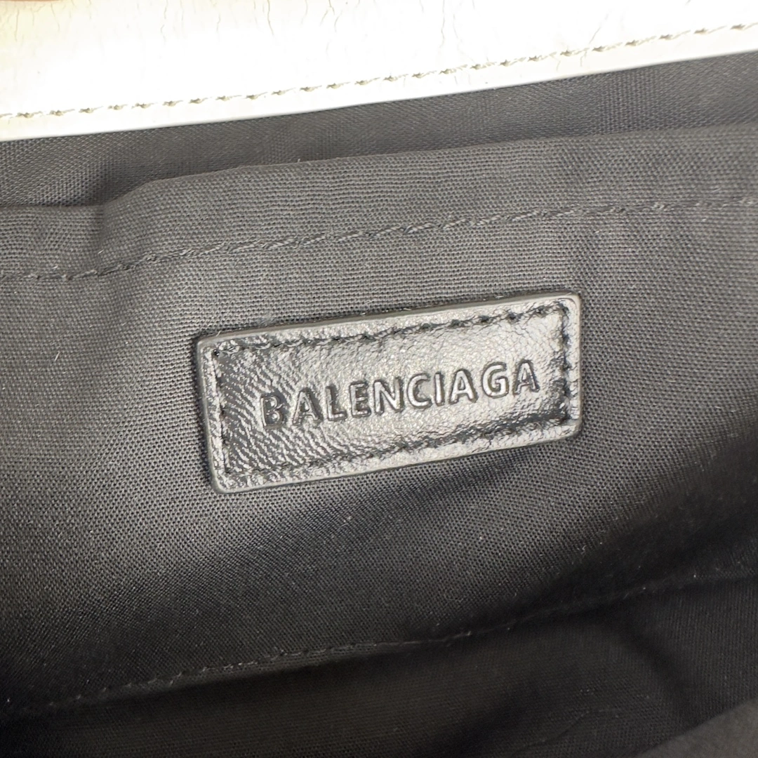 RelaxedFit Balenciaga Everyday Large Lambskin Sling Baguette Bag 61104