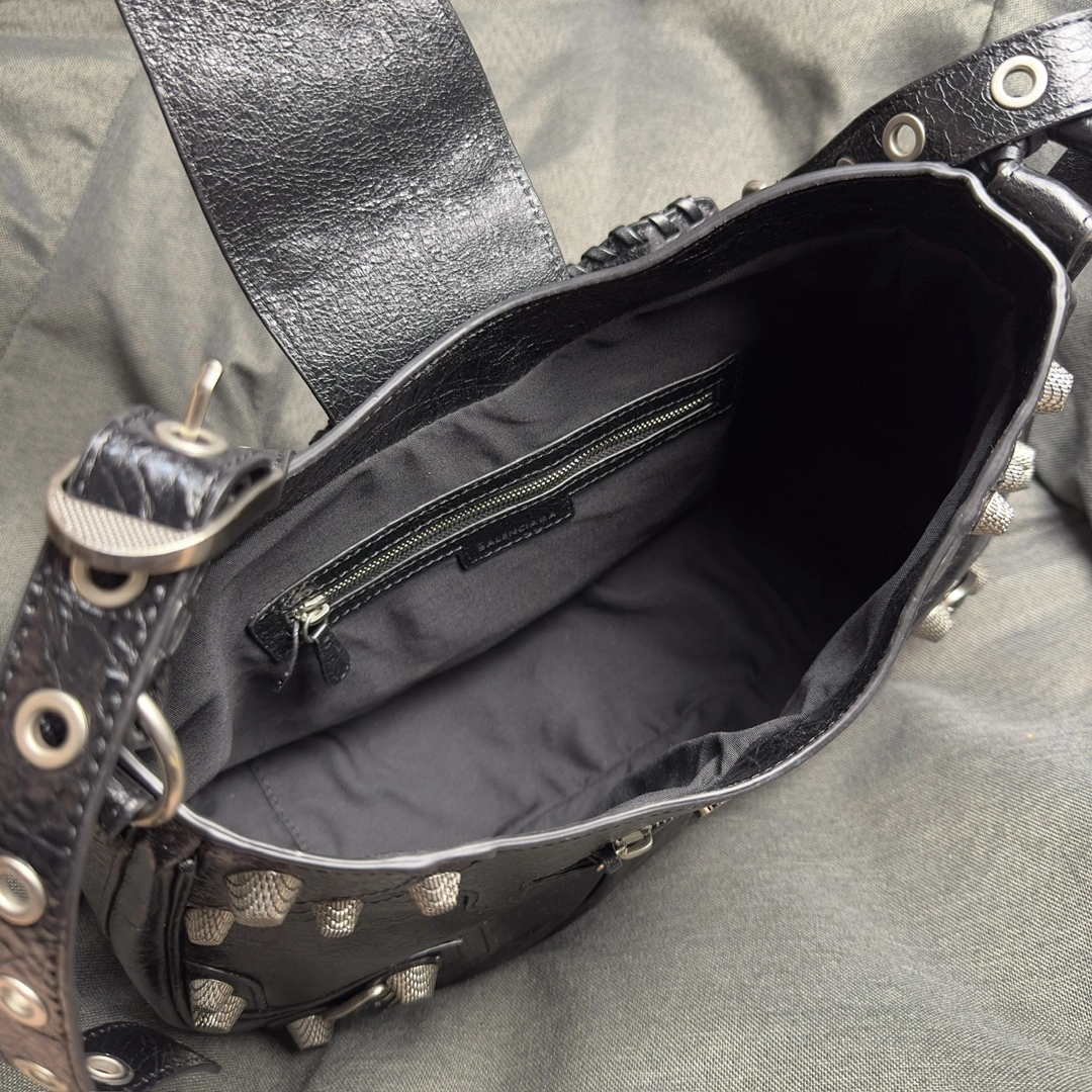 Balenciaga Exploded Lambskin Le Cagole Half-Moon Bag Versatile 61116