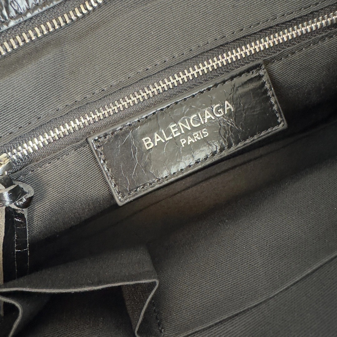 Balenciaga Large Batch 600 Motorcycle Shoulder Bag - Silver Rivet Trendsetting 60985