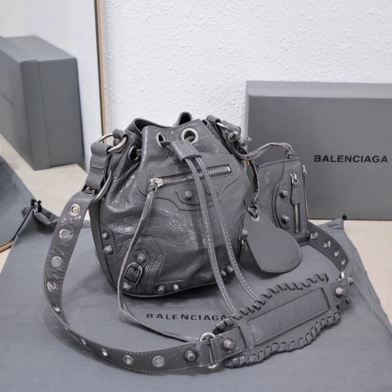 OnTrend Balenciaga Le Cagole Heart-Detail Bucket Bag in Sheepskin 75362