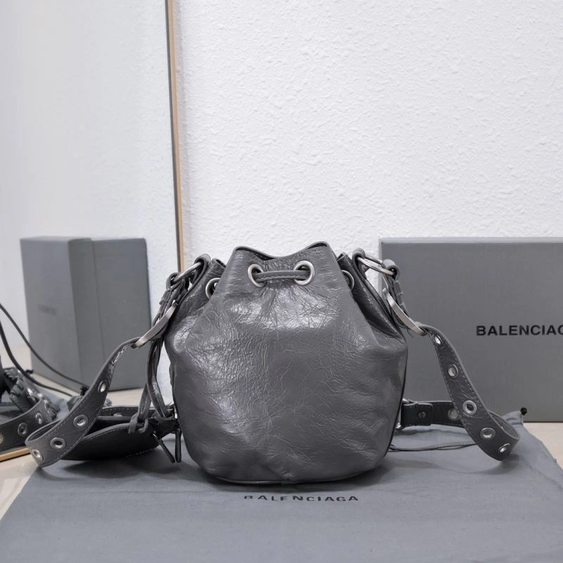 OnTrend Balenciaga Le Cagole Heart-Detail Bucket Bag in Sheepskin 75362