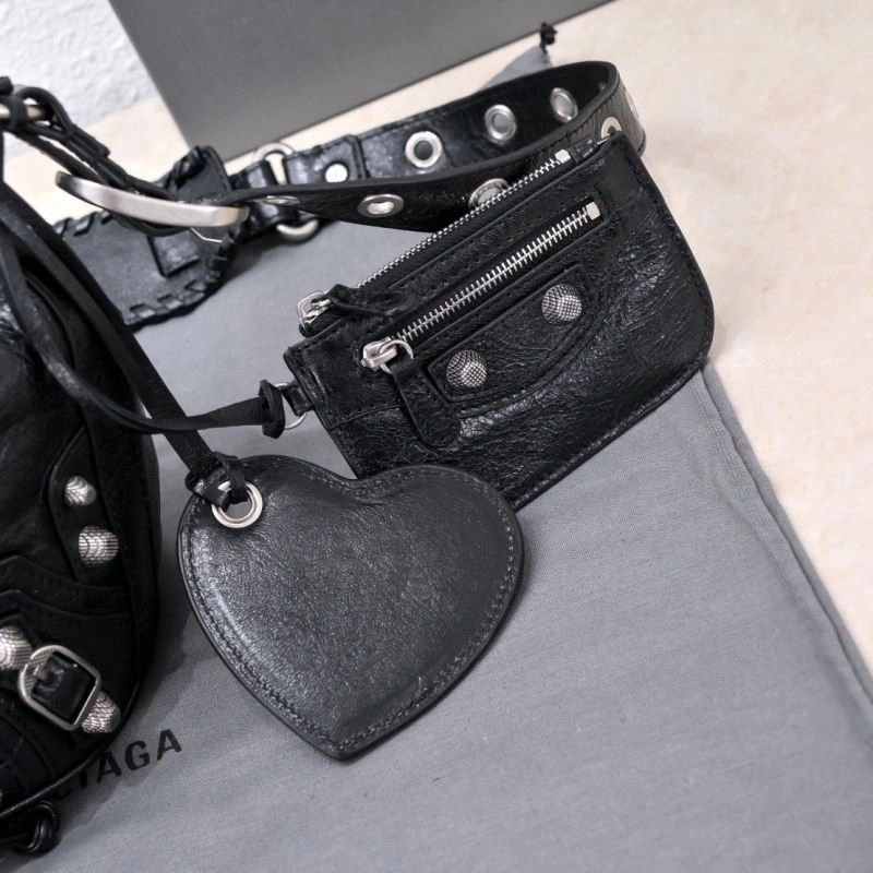 QuickDry Balenciaga Le Cagole Heart-Mirror Bucket Bag in Cracked Lambskin 75346