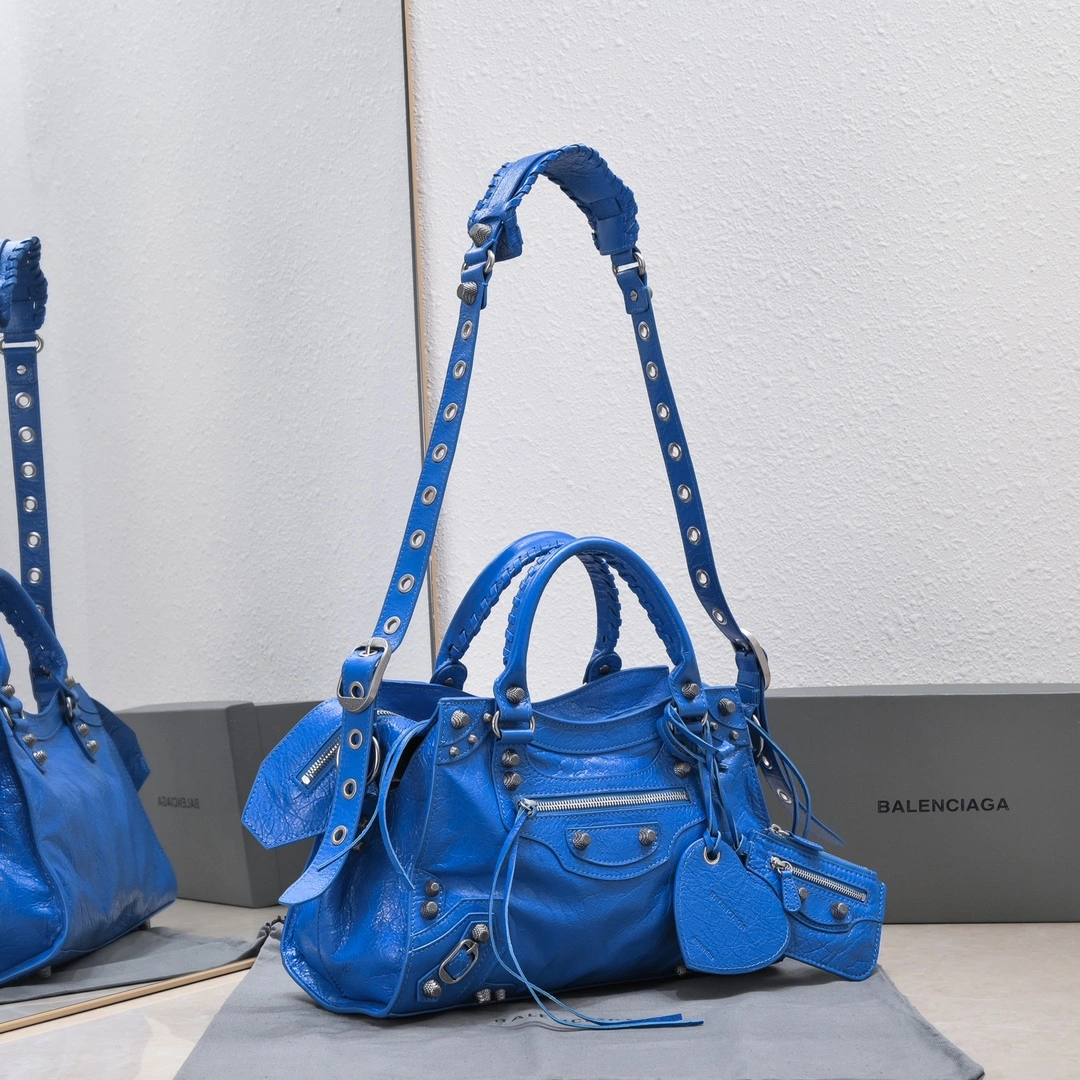 Balenciaga NEO CAGOLE Medium Cracked Lambskin Trapezoidal Bag Resilient 60954