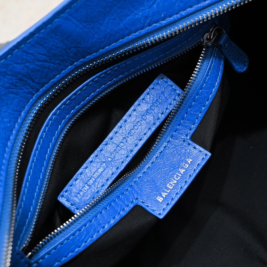 Balenciaga NEO CAGOLE Medium Cracked Lambskin Trapezoidal Bag Resilient 60954
