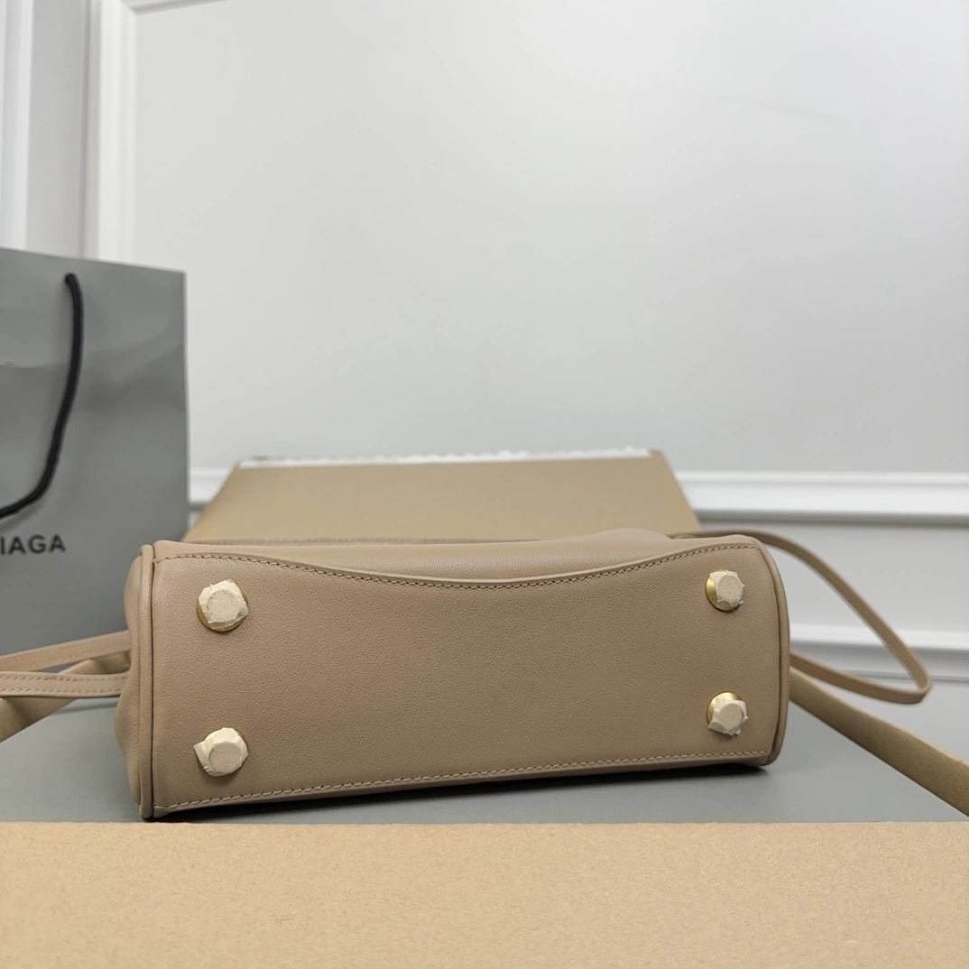 Balenciaga Rodeo Drive  Oversized Luxury Bag Cozy 60909