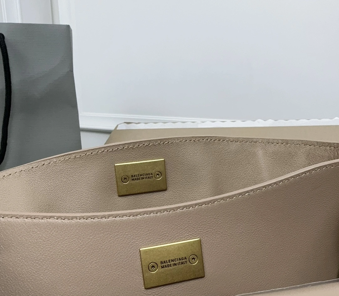 Balenciaga Rodeo Drive  Oversized Luxury Bag Cozy 60909