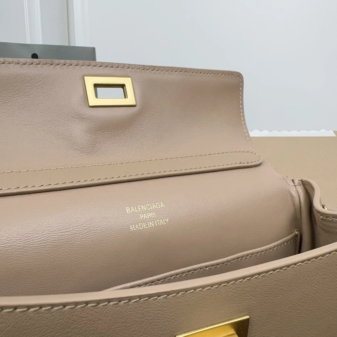 Balenciaga Rodeo Drive  Oversized Luxury Bag Cozy 60909