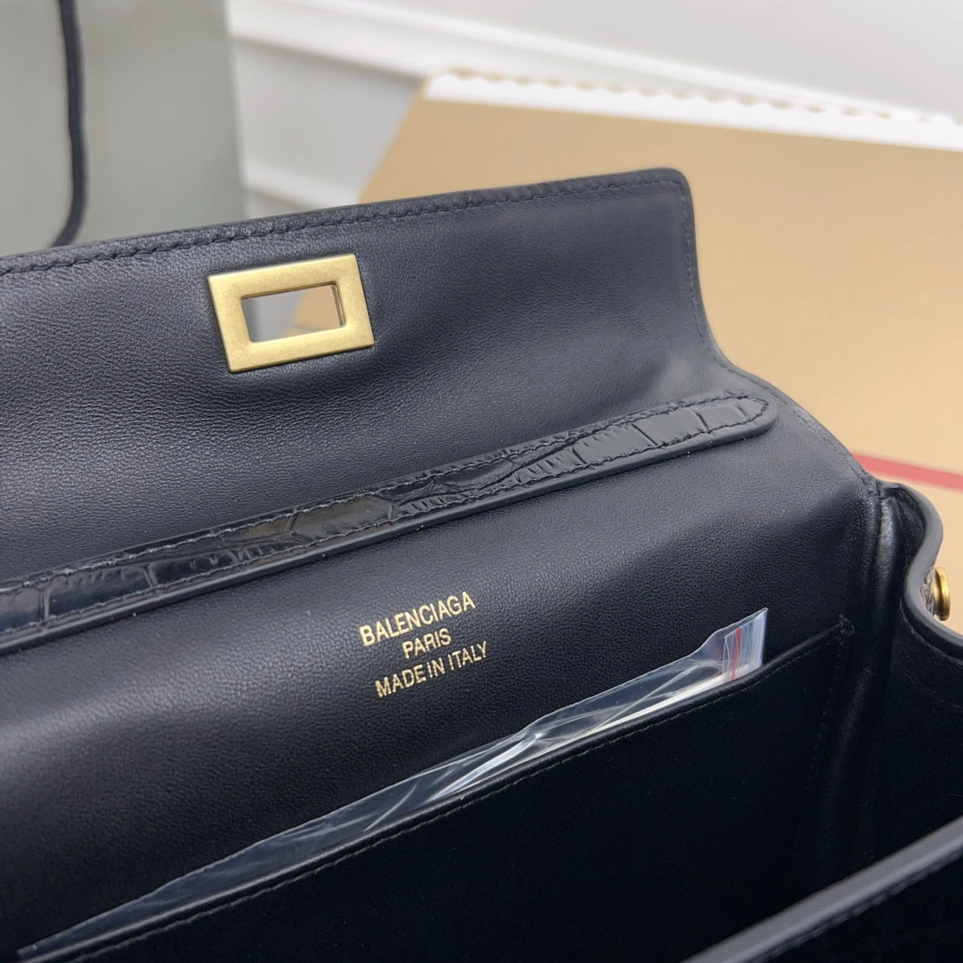 Balenciaga Rodeo Drive  Oversized Luxury Bag Timeless 60904