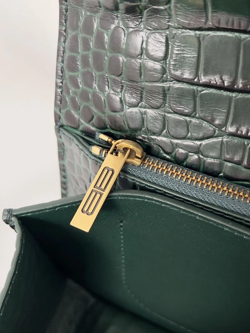 Snug Balenciaga Spring 2022 Gossip Crossbody Bag with Double B Logo 78605