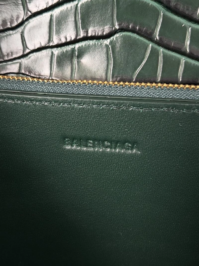 Snug Balenciaga Spring 2022 Gossip Crossbody Bag with Double B Logo 78605