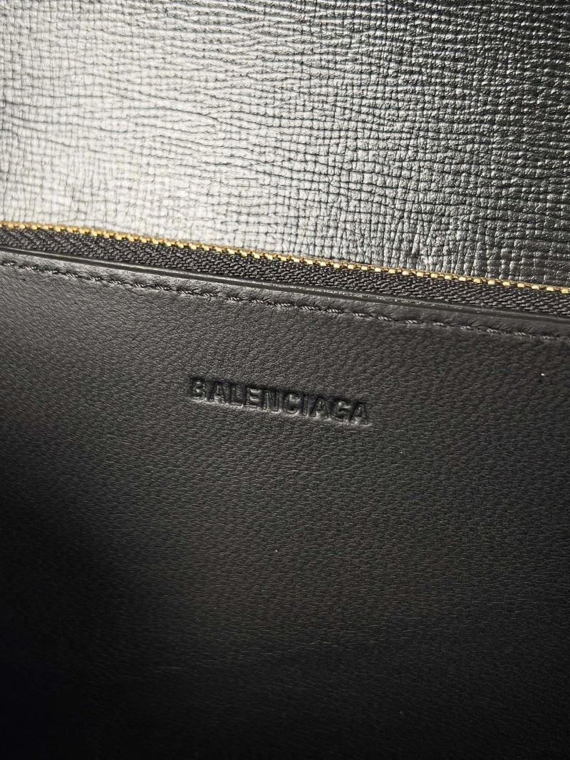 Balenciaga Spring 2022 Gossip Crossbody Bag with Double B Logo WellDesigned 78613