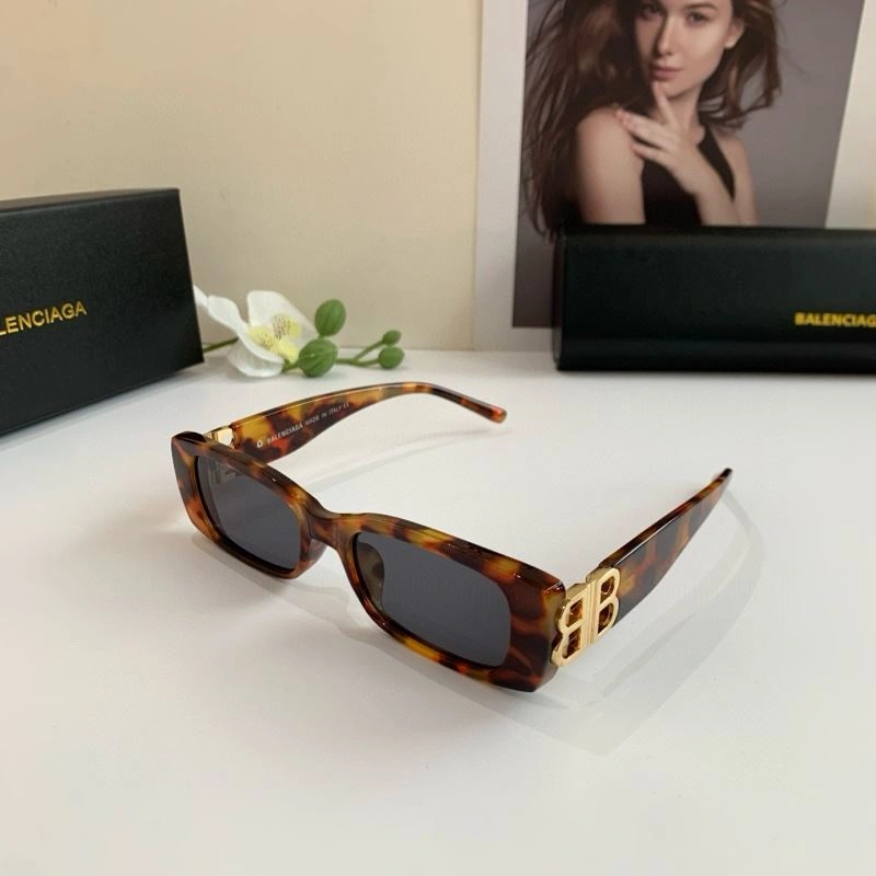 Snug Balenciaga Sunglasses 276977