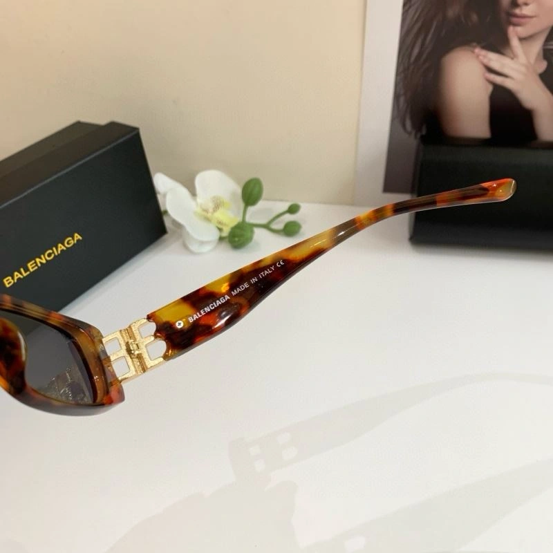 Snug Balenciaga Sunglasses 276977