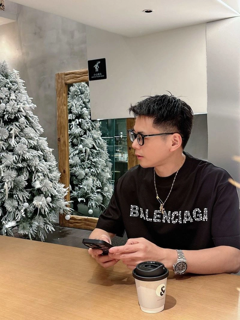 Resilient Balenciaga T-Shirts 96928